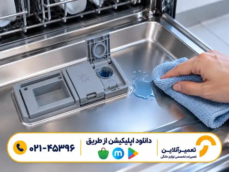 پاک کردن جلادهنده ریخته‌شده کنار مخزن ظرفشویی